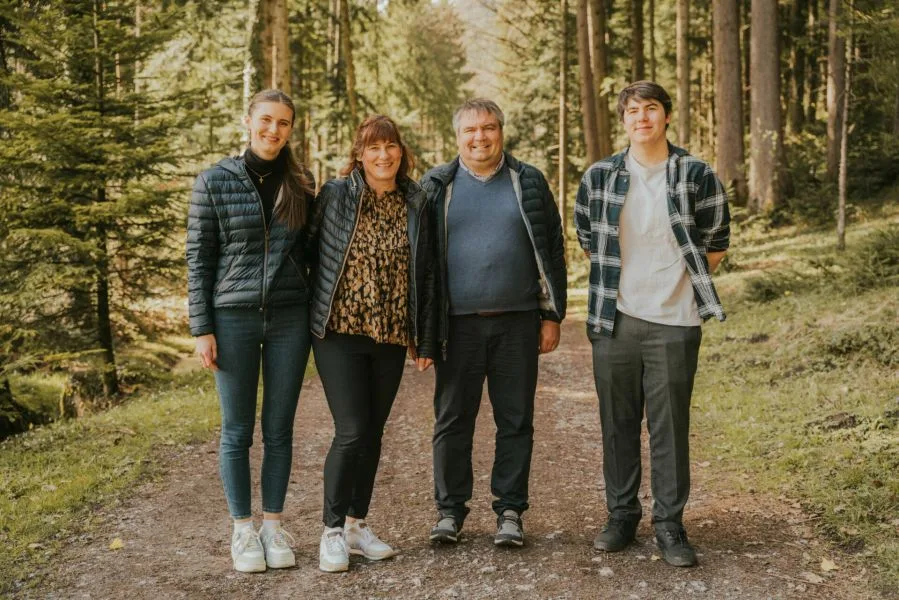 Familie im Wald