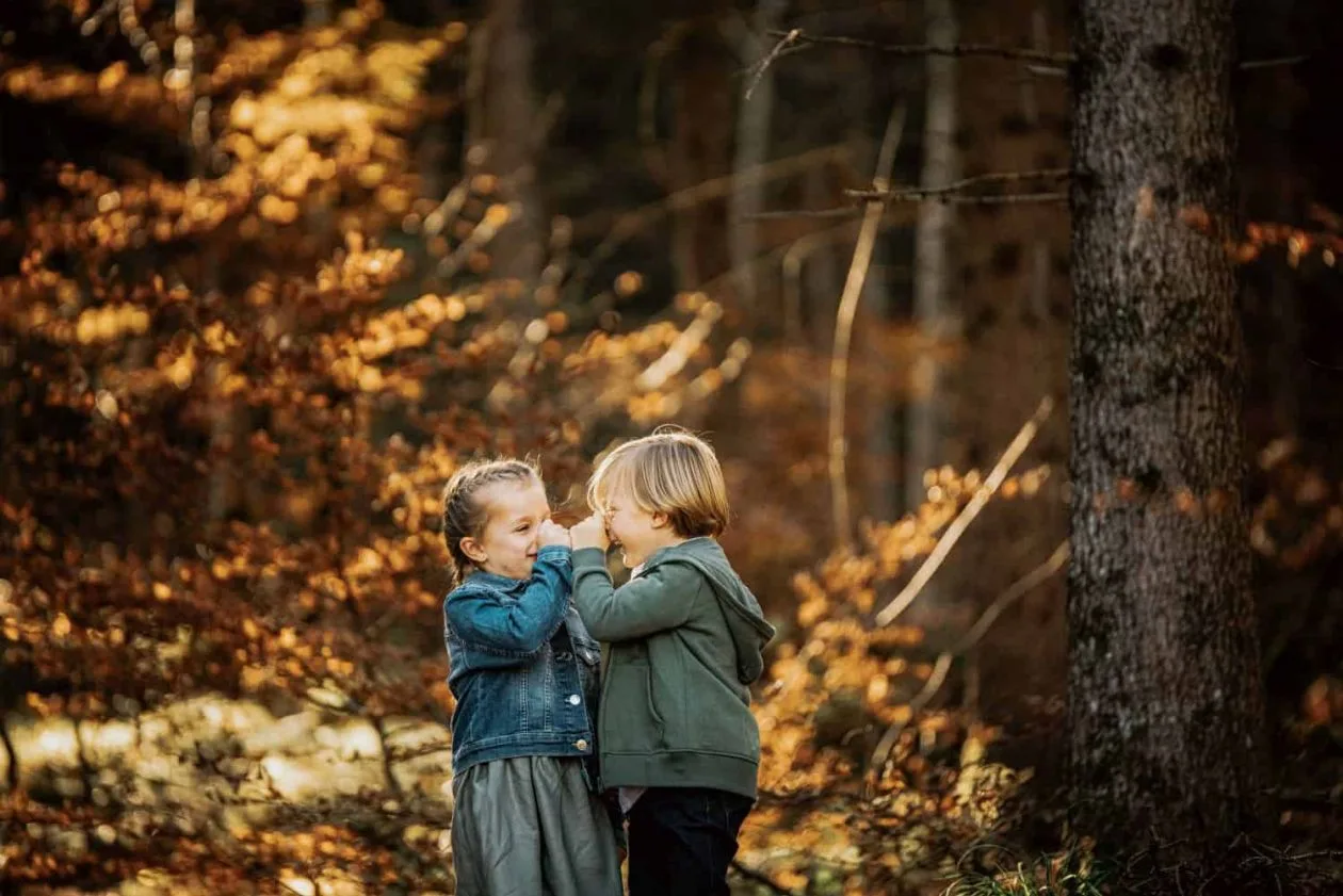 Zwei Kinder im Herbstwald