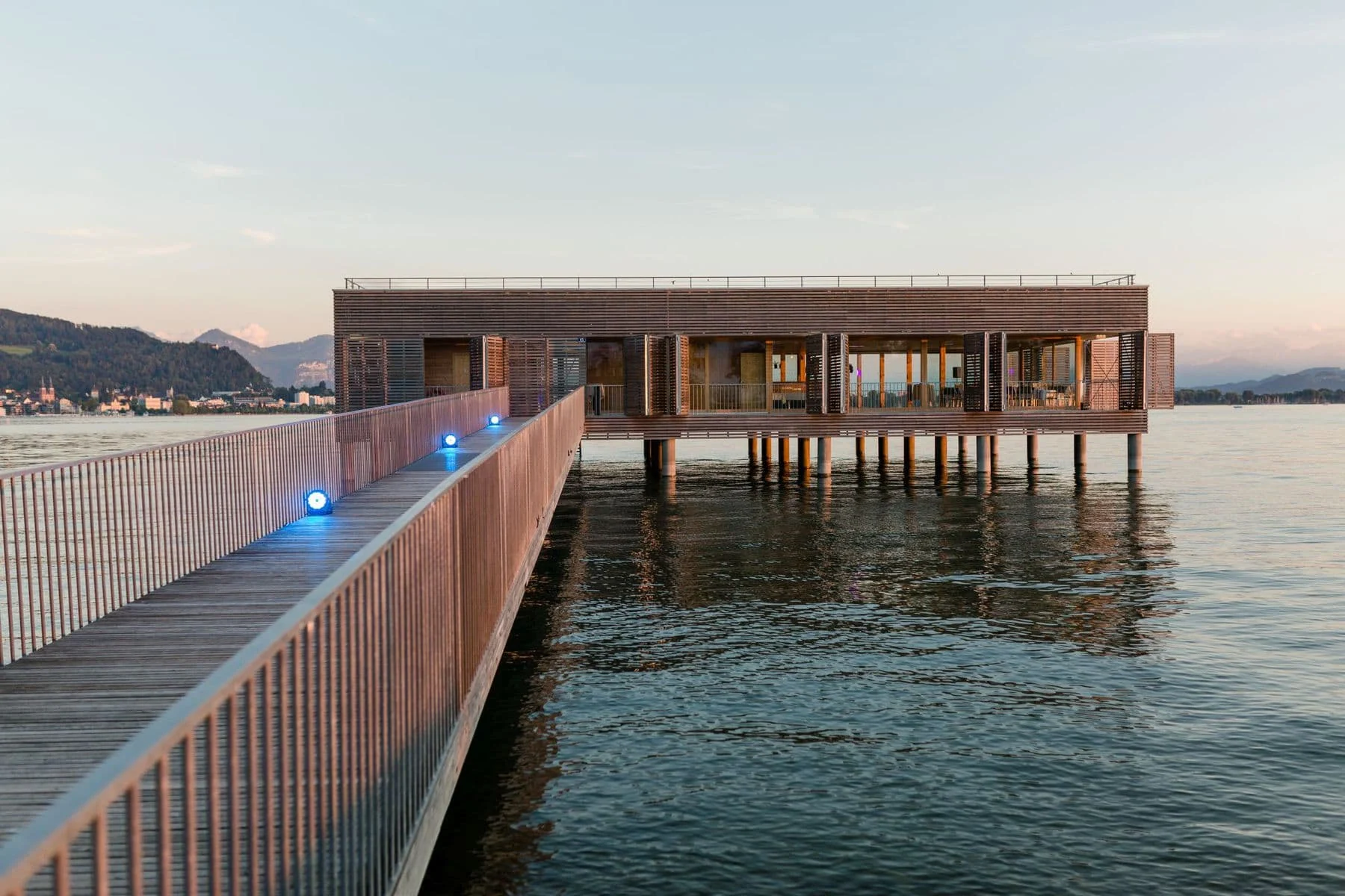 Das Badehaus auf Stelzen im Bodensee beim Seehotel am Kaiserstrand in Lochau