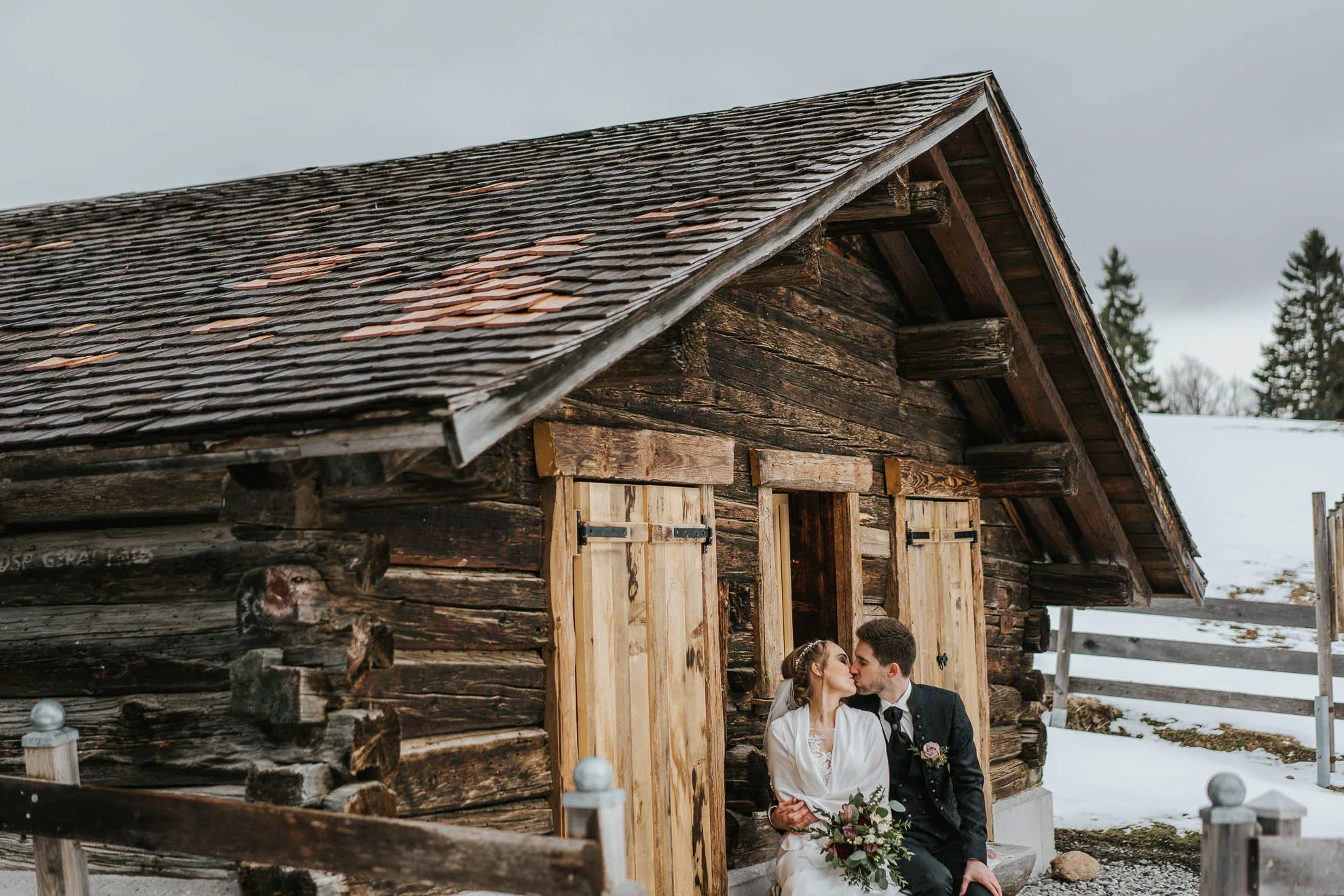 Hochzeit auf der Rufana Alp in Bürserberg, Alphütte im Schnee