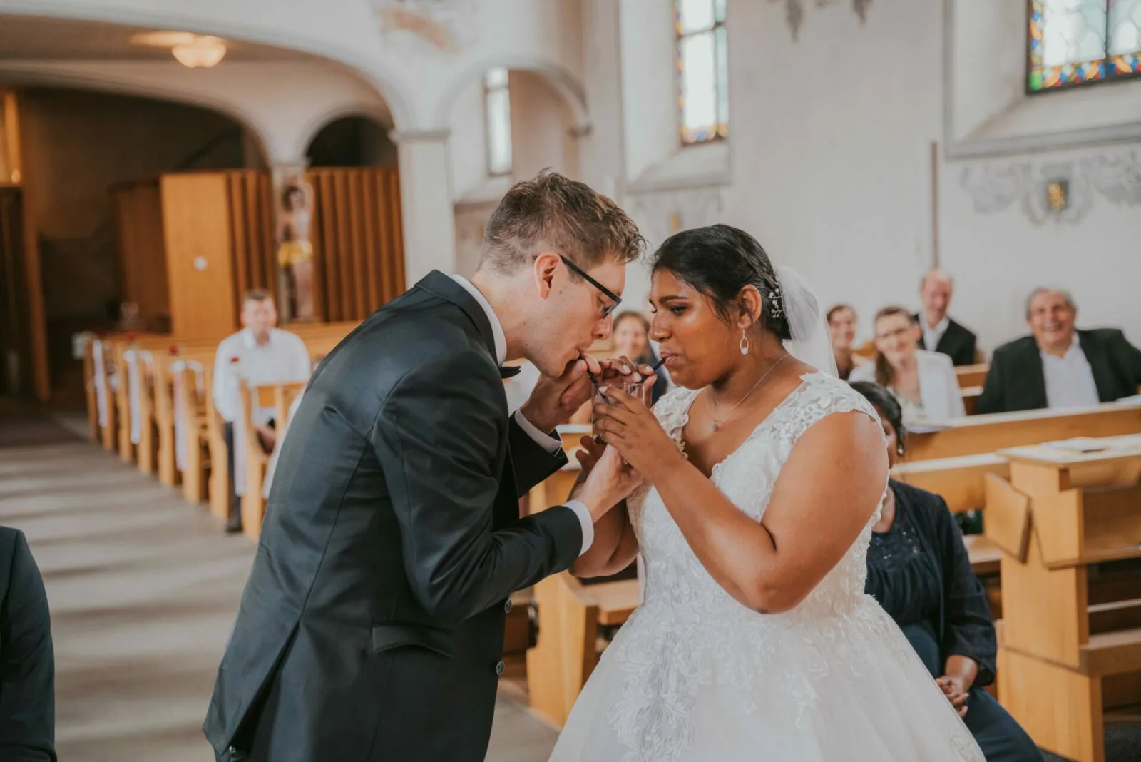 Ein Handkuss in der Kirche
