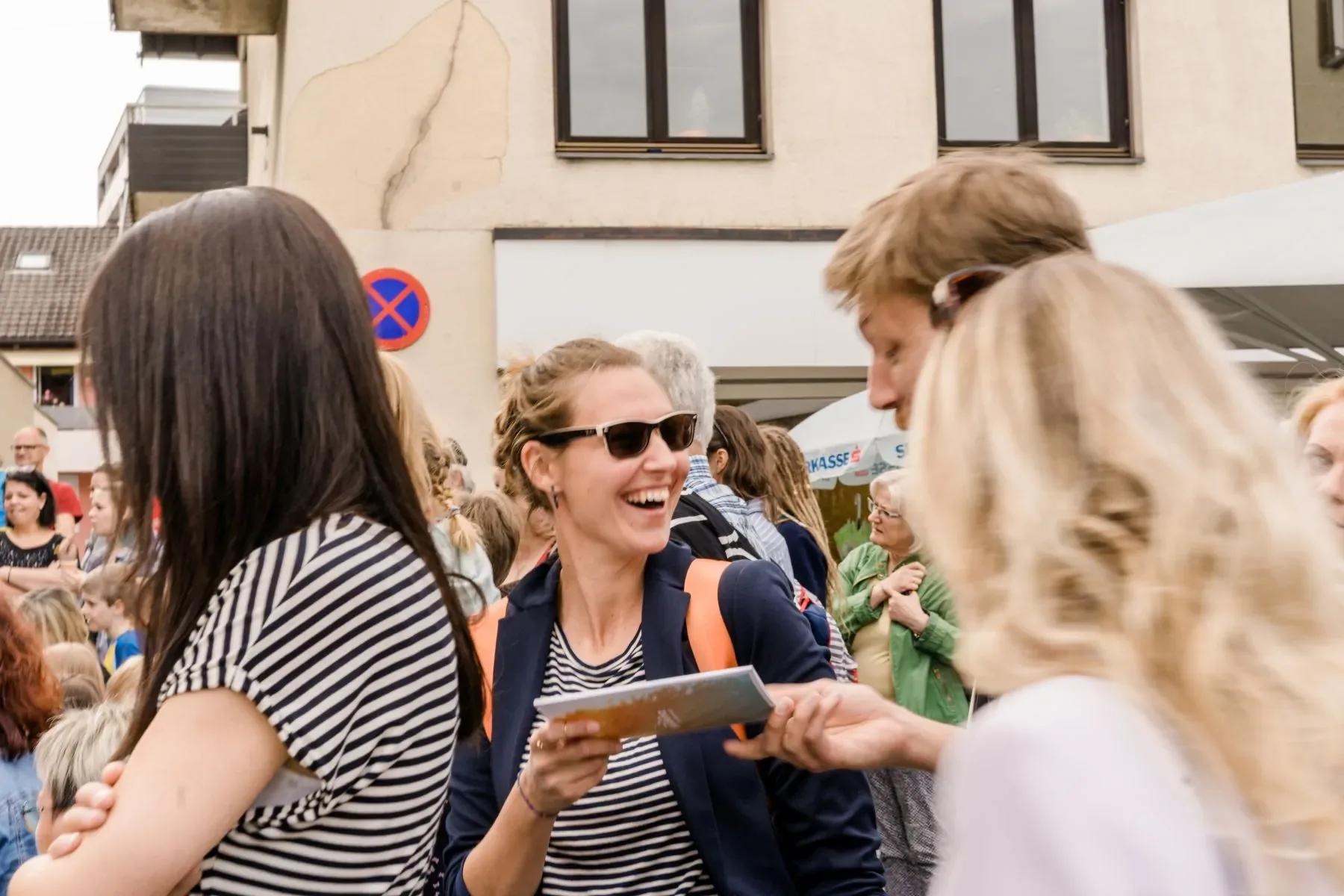 Gelächter am Empfang