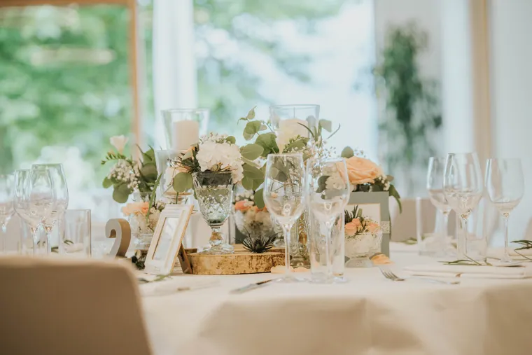 Gedeckter Tisch mit Blumen beim Gstach in Rankweil Brederis