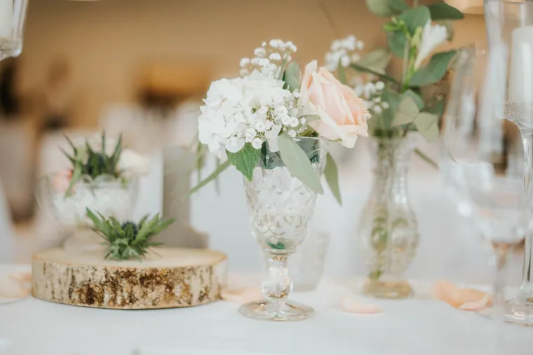 Blumenschmuck auf dem Hochzeitstisch beim Gstach