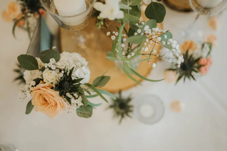 Blüten in Pastell als Tischschmuck, Hochzeit im Rheintal