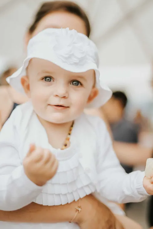 Ein Kind auf dem Arm bei der Hochzeit beim Gstach
