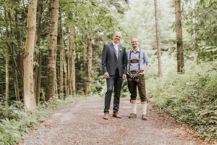 Zwei Gäste in Tracht auf dem Weg zur Feier in Brederis