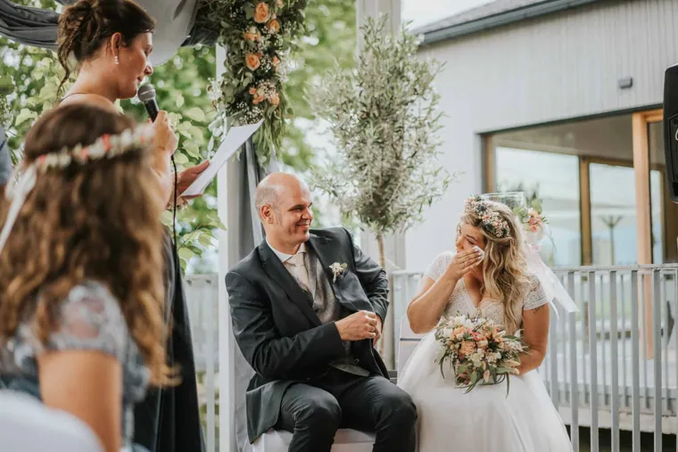 Brautpaar während der Trauung, die Gäste ringsherum