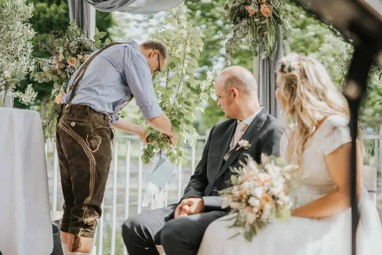 Die Ringe werden gereicht, Hochzeit beim Gstach