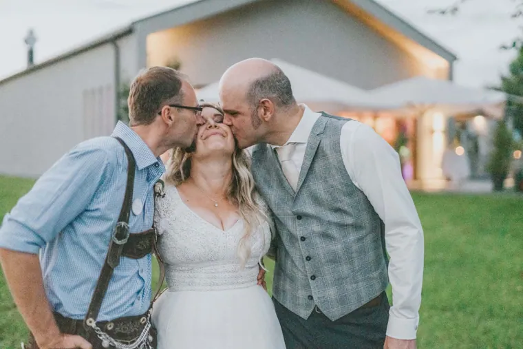 Eine Umarmung zur Gratulation, Hochzeit in Brederis