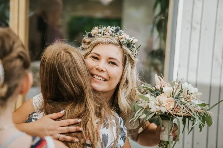 Umarmung nach der Trauung, Hochzeit im Rheintal