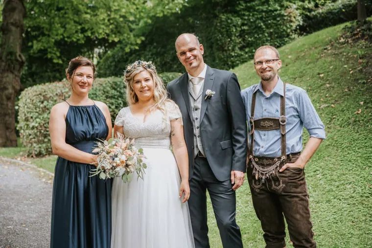 Gäste vor dem Garten beim Gstach in Brederis