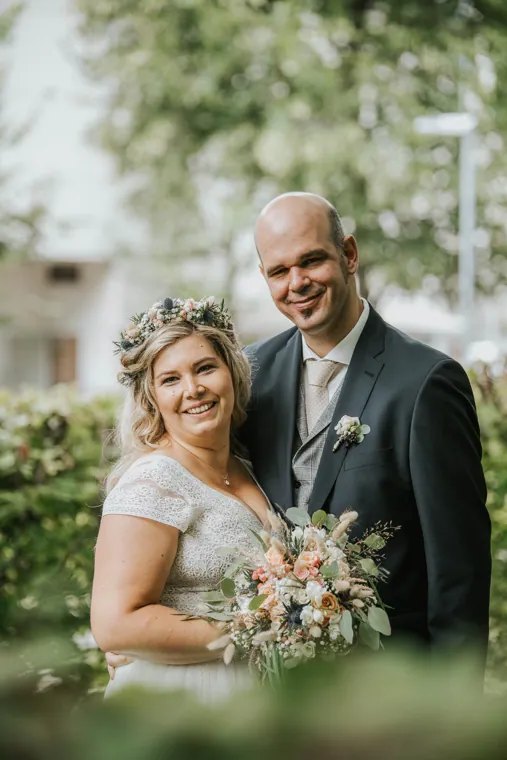 Brautpaar mit Strauß im Grünen, Hochzeit im Rheintal
