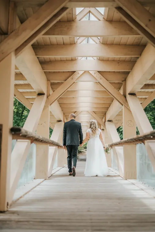 Der Weg über den überdachten Steg, Hochzeit in Rankweil
