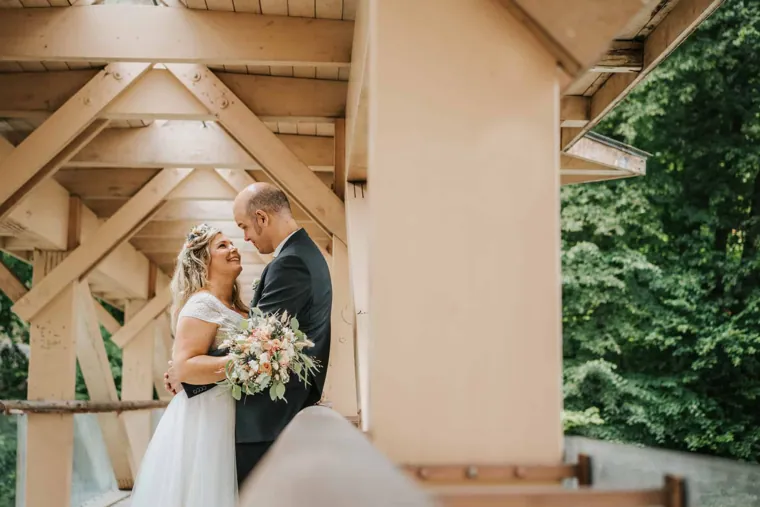 Unter dem Holzdach des Stegs, Hochzeit beim Gstach