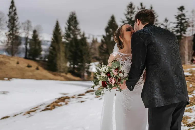 Kuss im Schnee, Winterhochzeit auf der Rufana Alp