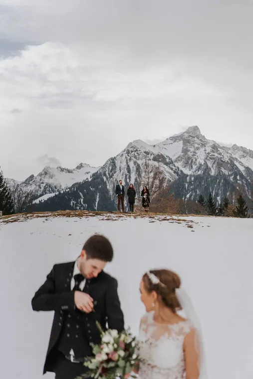 Brautpaar im Schnee mit Blick ins Rätikon