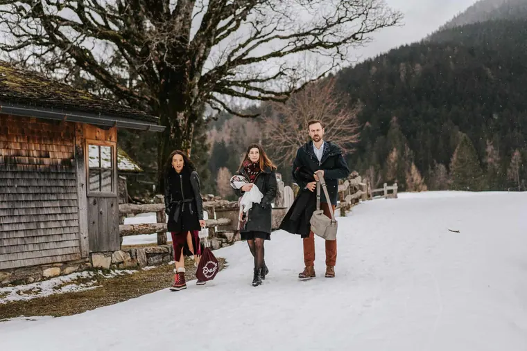 Großer Ahorn im Schnee auf der Tschengla