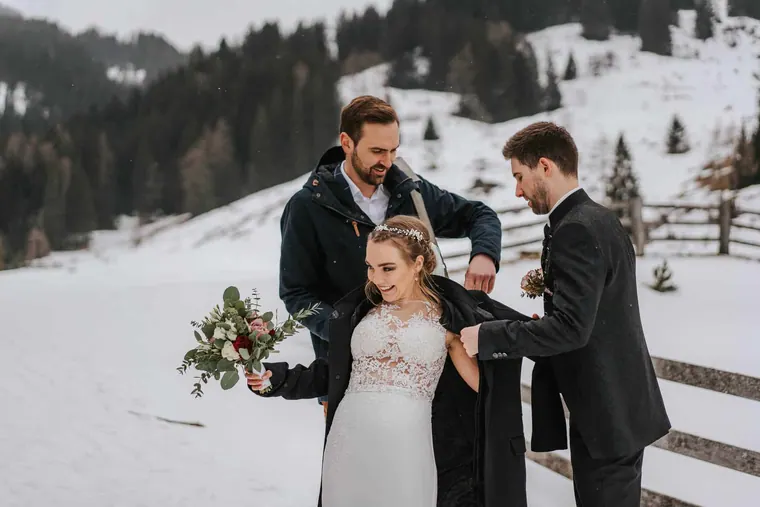 Jacke gegen die Kälte, Winterhochzeit im Schnee