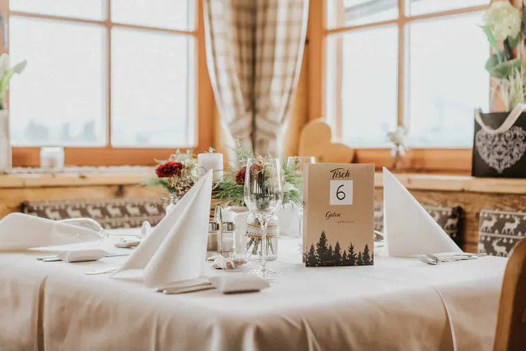 Gedeckter Tisch mit Blick auf die Vorarlberger Berge