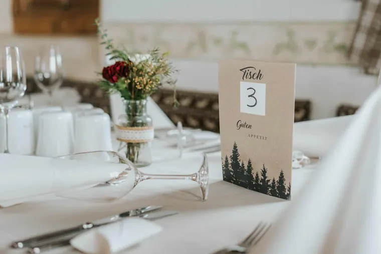 Tischkarte und Deko bei der Winterhochzeit auf der Alp