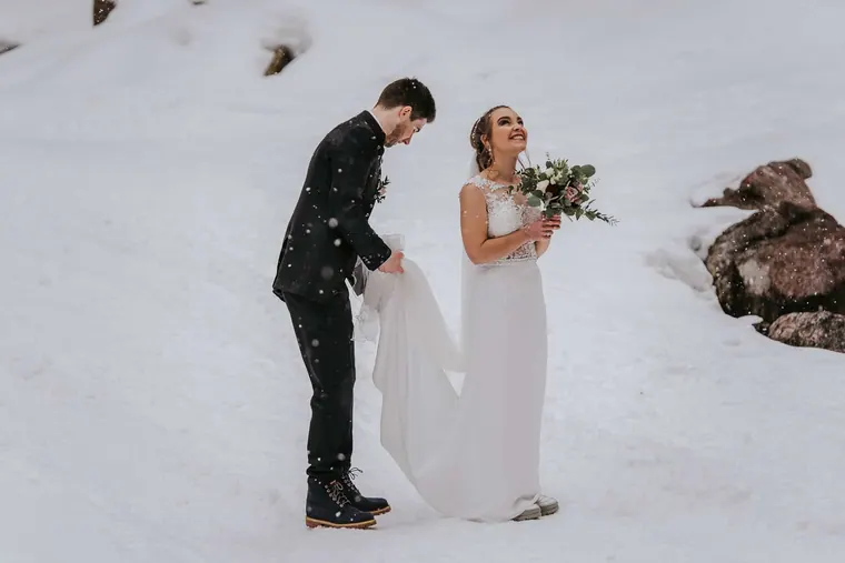 Brautkleid wird im Schnee gerichtet