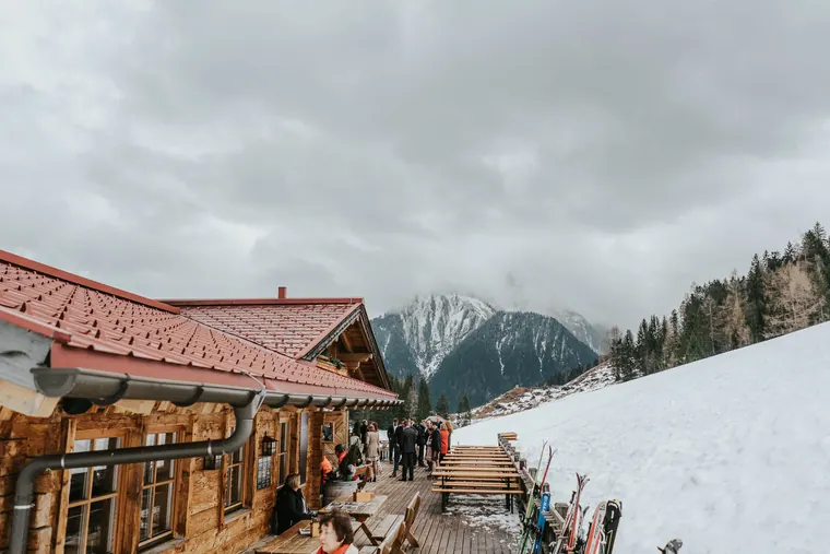 Die Rufana Alp in Bürserberg im Schnee, mit Blick auf die Berge