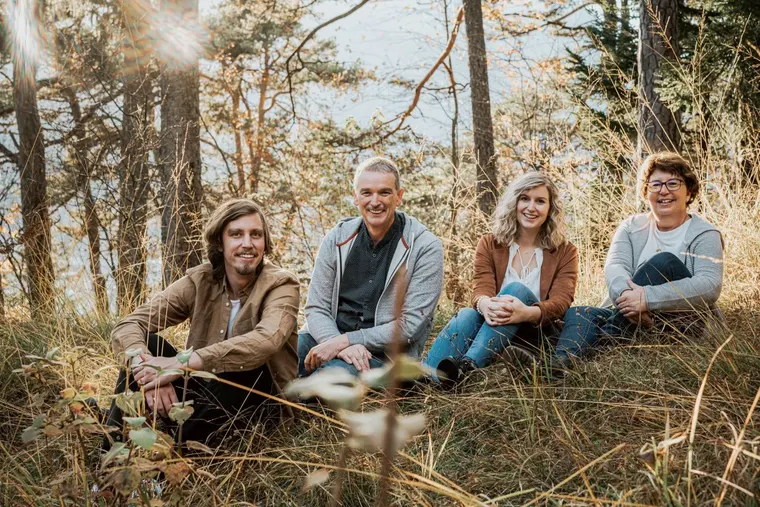 Eltern mit Kind auf dem Arm, Familienshooting in Vorarlberg