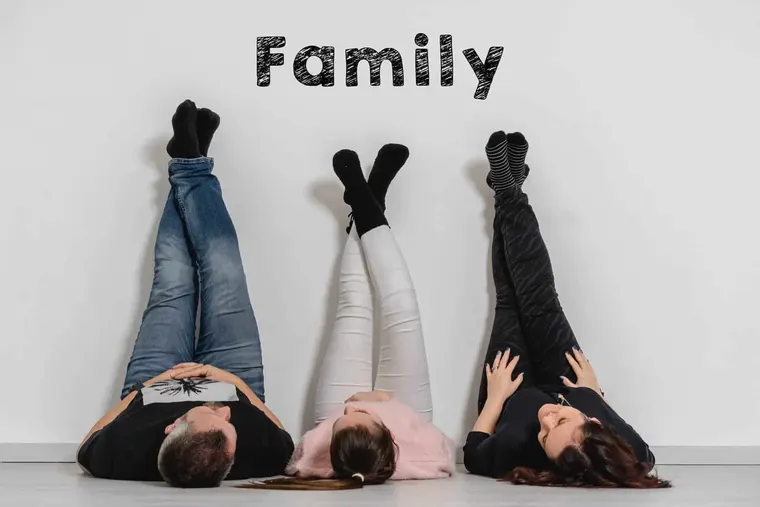 Geschwister nebeneinander, Familienshooting in Vorarlberg