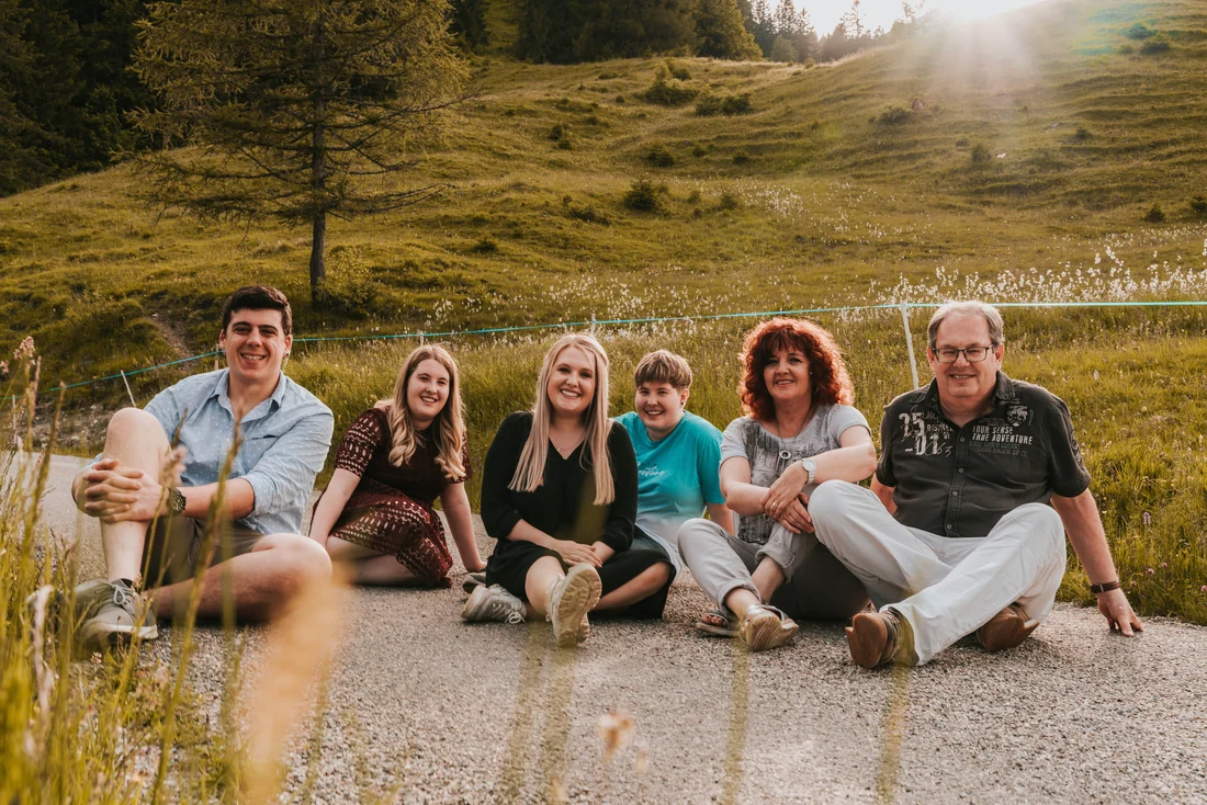 Ein Kind rennt voraus, Familienshooting in Vorarlberg