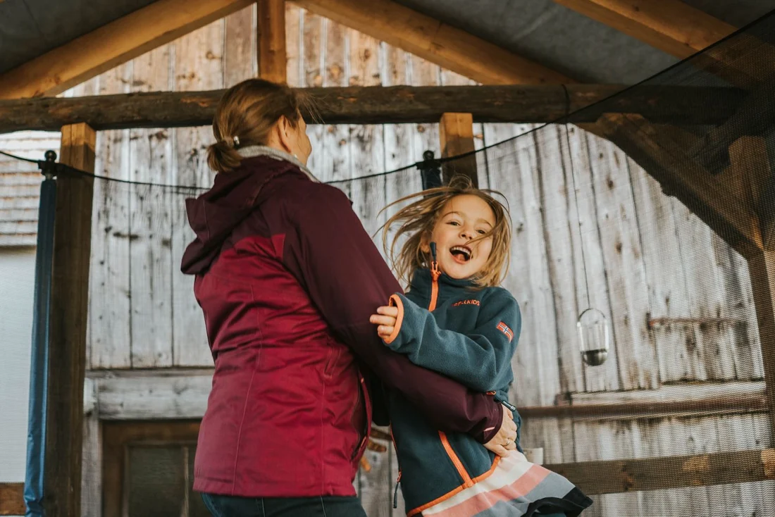 Lachen vor der Holzhütte, Familienshooting in Vorarlberg