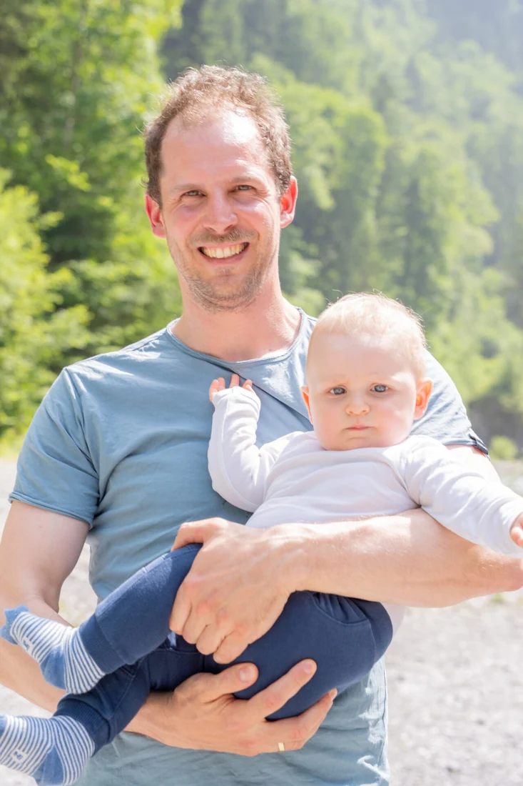 Der Vater mit dem Kleinen auf dem Arm, Familienshooting in Vorarlberg