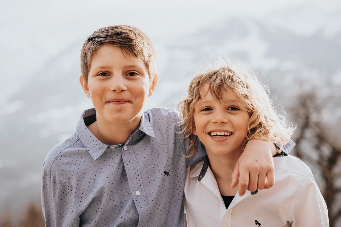 Zwei Brüder lachen, Familienshooting in Vorarlberg