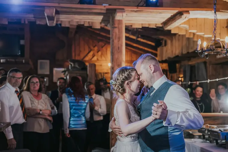 Die Gäste auf der Tanzfläche, Hochzeitsfotografie in Vorarlberg