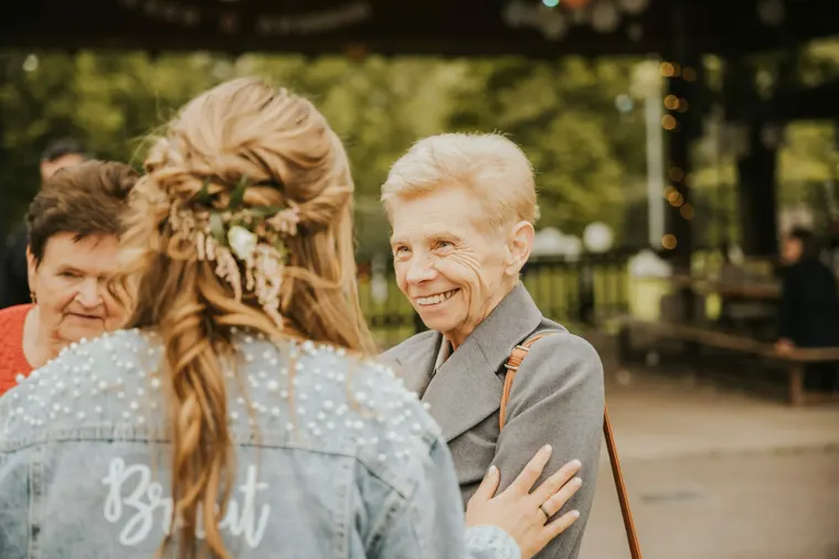 Ausgelassen bei der Party, Hochzeitsfotografie in Vorarlberg