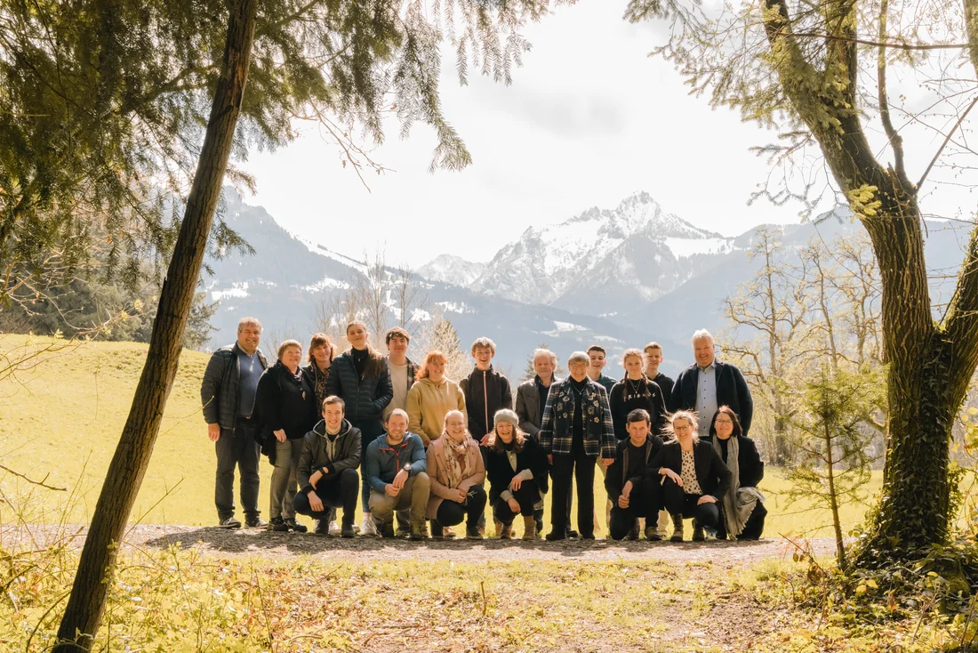 Sie lacht, er schaut, Paarshooting in Vorarlberg