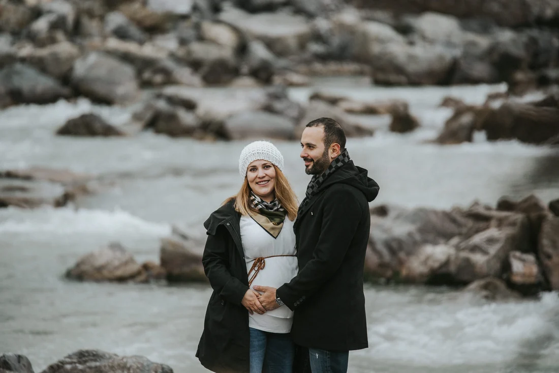 Umarmt am Fluss, Paarshooting in Vorarlberg