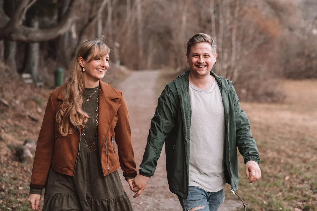 Hand in Hand unterwegs, Paarshooting in Vorarlberg