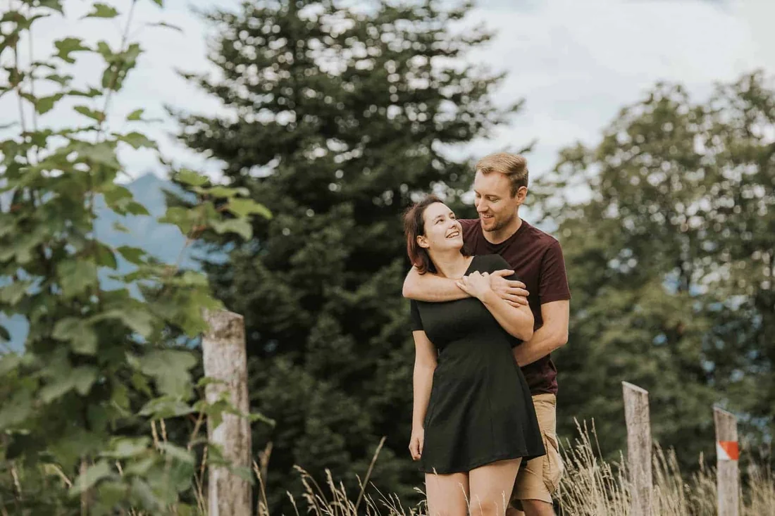 Lachen im Grünen, Paarshooting in Vorarlberg