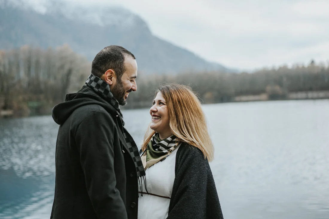 Ein Blick zu zweit am See, Paarshooting in Vorarlberg