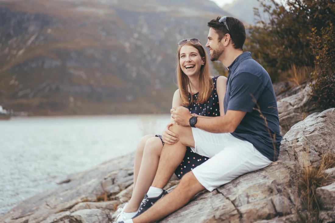 Sitzen am Wasser, Paarshooting in Vorarlberg