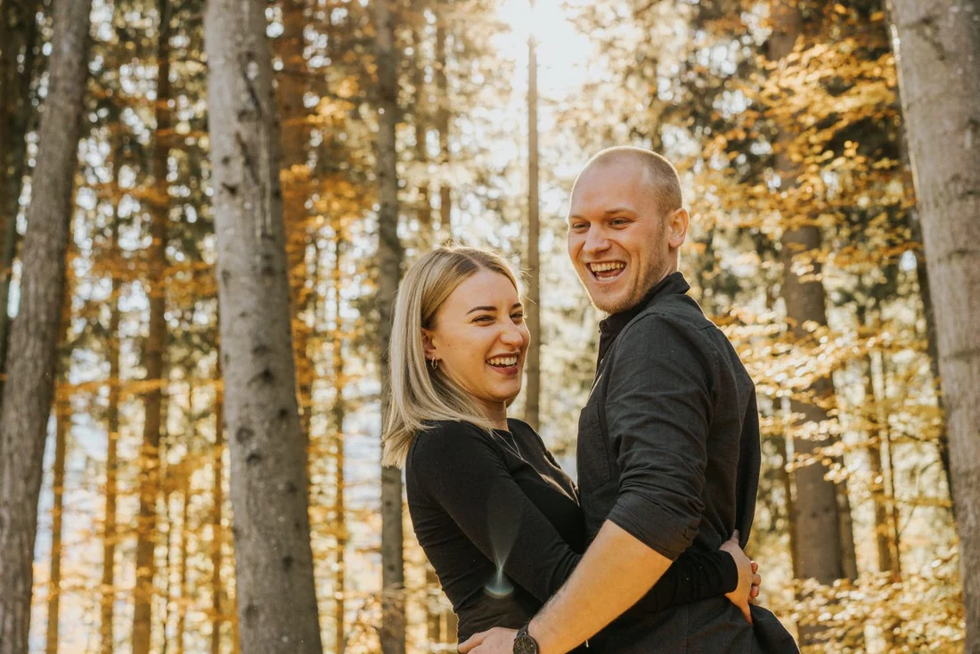 Lachen im Herbstwald, Paarshooting in Vorarlberg